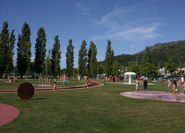 faceroute's tweet photo. No Parque de Lazer do Castelinho encontras o local ideal para estes dias quentes! Tens campos de jogos e vários circuitos, muitos locais calmos para descansar e mesmo um museu! Não podes perder! https://t.co/ozlSiqH7oD
#faceroute #vilanovadecerveira #portugal https://t.co/9pXV25n6sy
