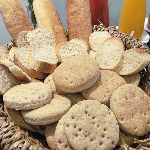 iniachile's tweet photo. ¡Buenos días! A los amantes del pan integral les contamos que @iniachile del @MinagriCL desarrolló la variedad de trigo Millán-INIA que permite elaborar el primer pan 100% integral blanco.
#innovación #investigación #eligevivirsano https://t.co/othdccBevY