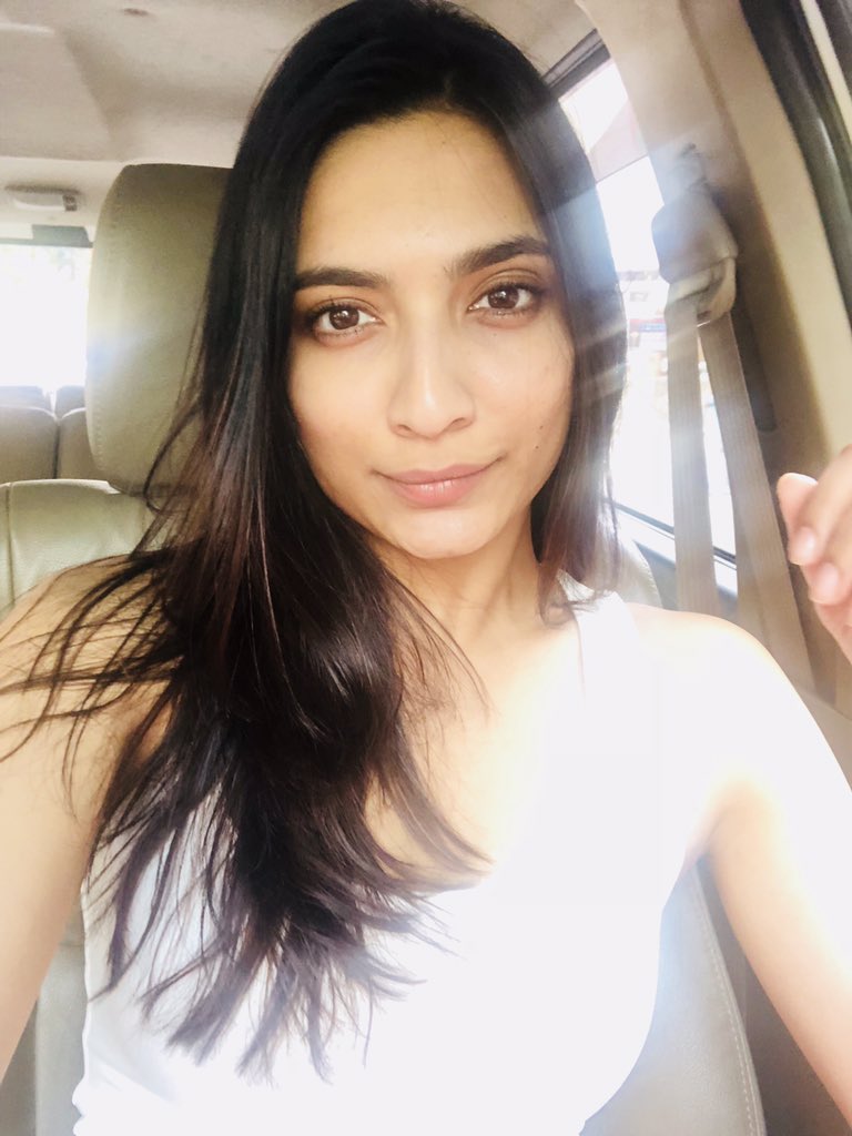 roshmitaa's tweet photo. No makeup dayyyy! (Except mascara &amp; lip balm)😍🎈 #theBESTSFEELING https://t.co/MFPJ59TuMX