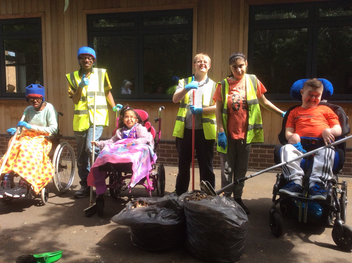 wilsonstfeed's tweet photo. It’s environment week at Wilson Stuart so #WSSixthForm 5.4 have been outside sweeping up and cleaning the windows! We have some very hard workers in 5.4 💪🏼🍂👷🏼‍♀️🧤#environment #cleaning #hardworkpaysoff #teamwork https://t.co/zewMqDSfBG