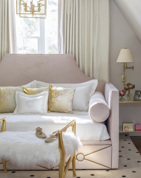 Our "Little Lamb Bench" has certainly not  lost its way. Beautifully at home in this #bedroom from #RachelCannonLewisInteriors. Finished in Old World Gold and covered in the designer's COM. 
.
.
<a href="/_rachelcannon_/">Rachel Cannon</a> #customfurniture #interiordesign #interiors #design