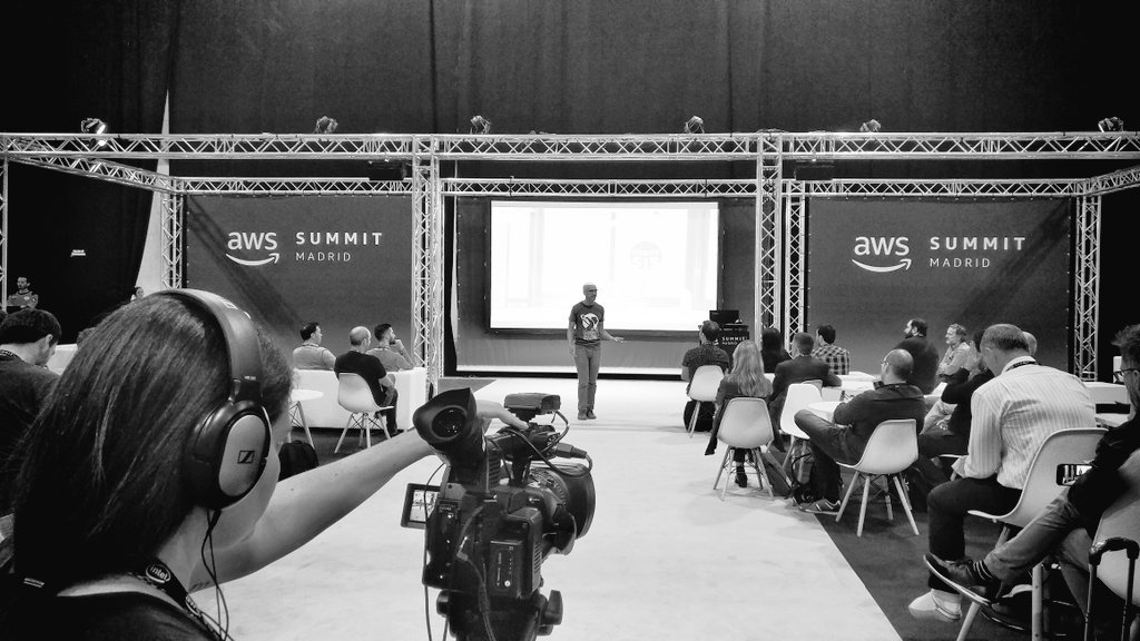 capside's tweet photo. Mr. @ciberado, presentando uno de nuestros casos reales de implantación exitosa de #AmazonAlexa corriendo las custom skills en #AWS #AmazonLambda #Serverless.

#capsideAWS @AWSonAir @awscloud_es https://t.co/6z8V6Cd8oh