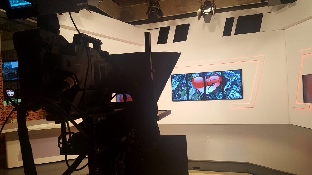 laprofedetele's tweet photo. Los alumnos de 4° de Comunicación Audiovisual de @fcomsalamanca acaban de terminar la carrera con #FormatosTV. Se van. Apagamos ya las luces. Y yo me muero de pena, @Luuciamartin y @pdgextrem_d https://t.co/ACiXlUgHvM