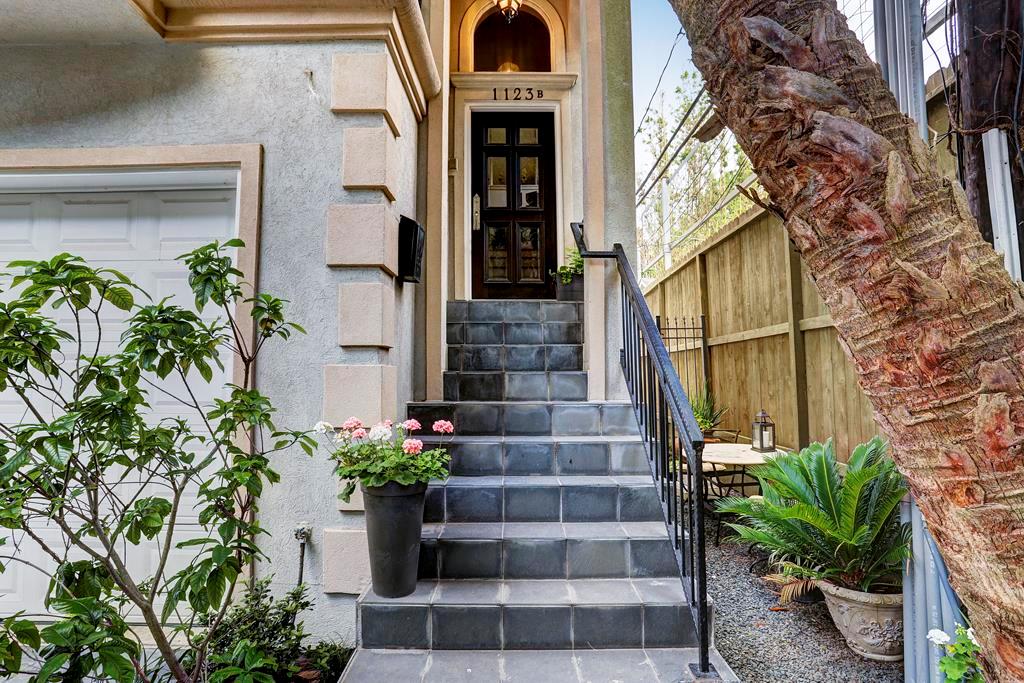 zig_zan's tweet image. Town Home for Sale Houston

$589,900

#Spacious Town home in #Houston  

3 #Bed(s)            
2 Full &amp;amp; 1 Half Bath(s)            
3 #Stories
2,605 Building Sqft.2
#Garage(s) / Attached       
1,828 Lot Sqft.    
#Built in 2000    
 No Private Pool

Visit: goo.gl/ucEhp8