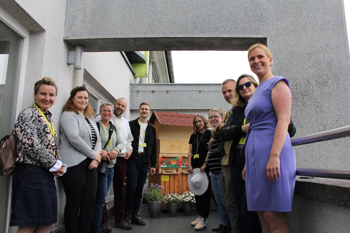 vladaRS's tweet photo. Tuji novinarji ob #SvetovniDanČebel #20Maj obiskali vladni urbani čebelnjak https://t.co/9IjO6UiQHj https://t.co/wB8KUZPoNv