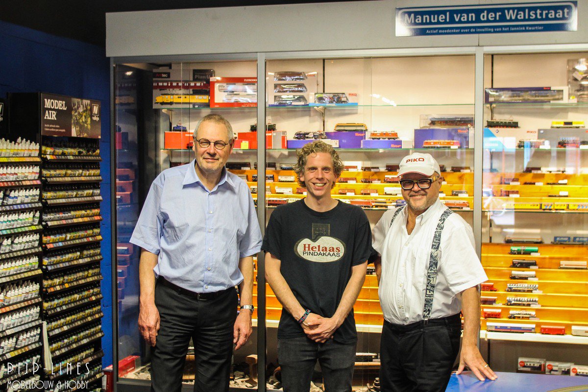 Pijplines's tweet photo. Gisteren hadden we hoog bezoek! Wim Wolters van Scaletrading en de heer Wilfer van @PIKO_Modellbahn ! We verkochten natuurijk al Piko, maar worden nu op termijn ook Piko Shop! https://t.co/nnejLpOjUD