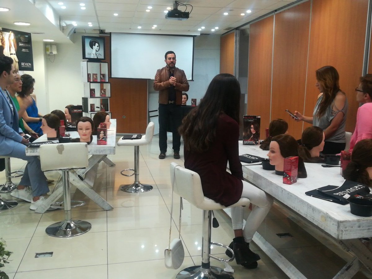 REVLONMexico's tweet image. ¿Conocen nuestro tinte Colorsilk #BeautifulColor? Nuestro experto nos cuenta que la línea tiene 25 tonos que cuidan tu cabello ya que no contienen amoníaco. ❤️💁🏽