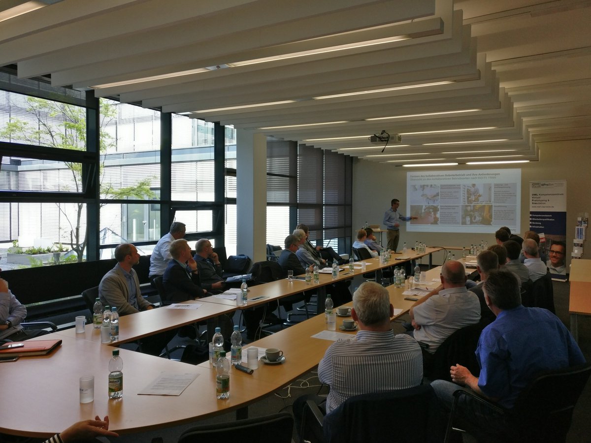 digitalinnrw's tweet photo. Neben interessanten Vorträgen über #Robotik und #Simulation haben die Teilnehmer des Fachgesprächs heute auch die Gelegenheit Anwendungen aus der Industrie im #Transferlabor des #CoRLab bei leckerem Kaffee und Kuchen live zu erleben. #ViProSim #CITEC @unibielefeld https://t.co/5Tpj3jfFz1