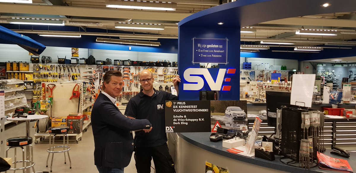 DXHangsluitwerk's tweet photo. Gefeliciteerd @DerkEling van @SVE_info met het winnen van de 1e prijs bij de #DX Kennistest #Vluchtwegtechniek! Veel plezier en succes op de slipbaan! @FerneyGroup #FernEvent #beursspel https://t.co/8FSv9JgjWo https://t.co/sRCZC3ni06