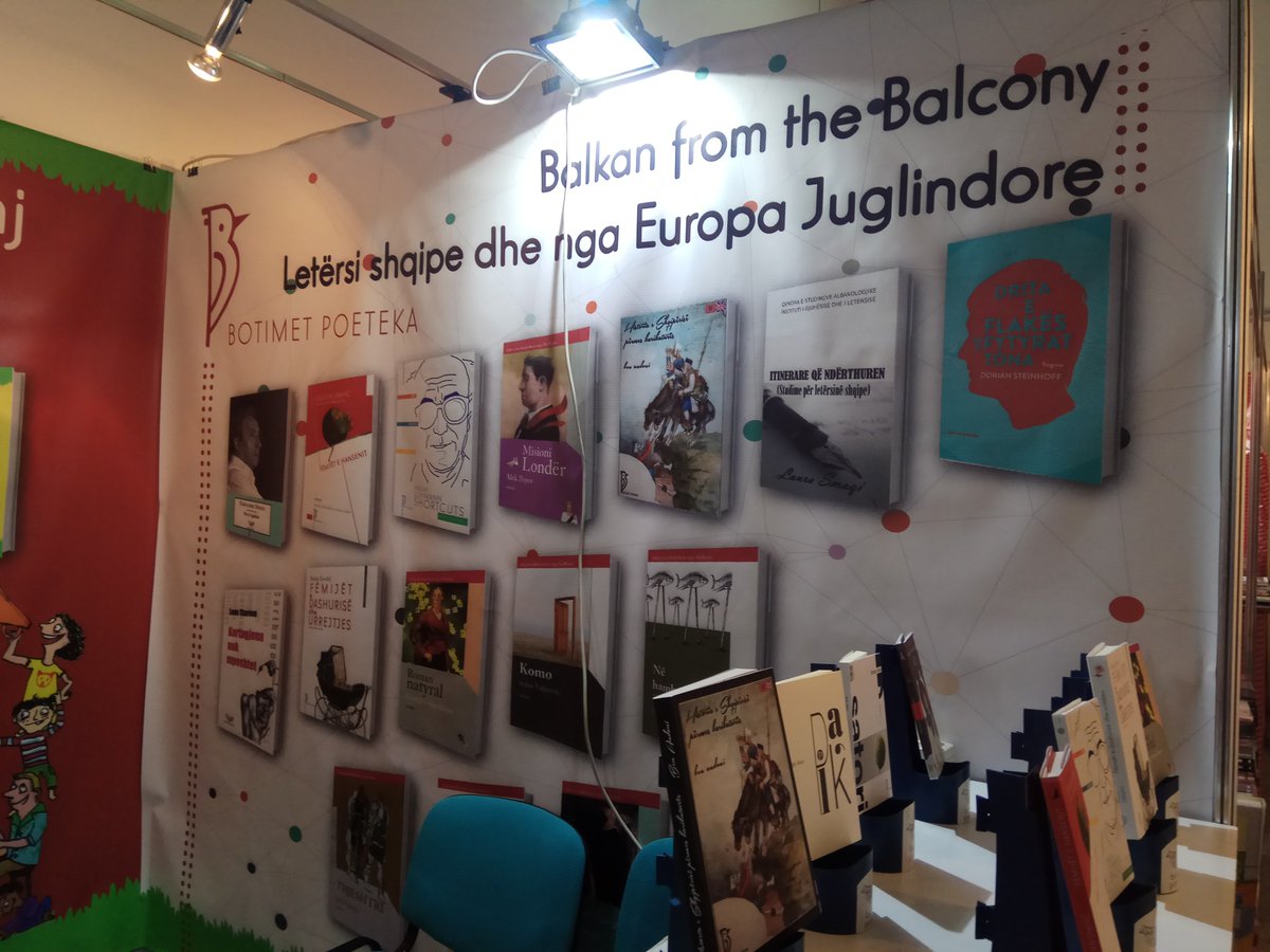 EljanTanini's tweet image. #ditenetetelibrit 16-20 Maj 🐨#Tirana lumturohet me libra ☀📚 Poema ime #papik' gjendet atje ku u botua në vitin 2016, te #BotimetPoeteka 🐦#eljantanini #muzeuhistorikkombetar #klikekspogroup #poetekaabania 😊 Çdo kopje e librit, ka 1 dedikim personal (të ndryshëm) për lexuesin