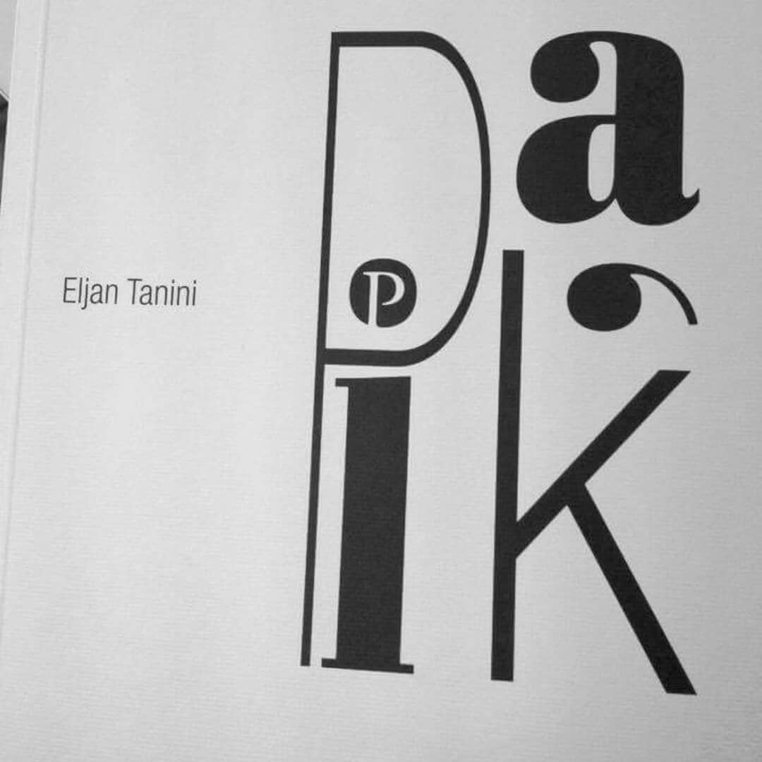 EljanTanini's tweet image. #ditenetetelibrit 16-20 Maj 🐨#Tirana lumturohet me libra ☀📚 Poema ime #papik' gjendet atje ku u botua në vitin 2016, te #BotimetPoeteka 🐦#eljantanini #muzeuhistorikkombetar #klikekspogroup #poetekaabania 😊 Çdo kopje e librit, ka 1 dedikim personal (të ndryshëm) për lexuesin