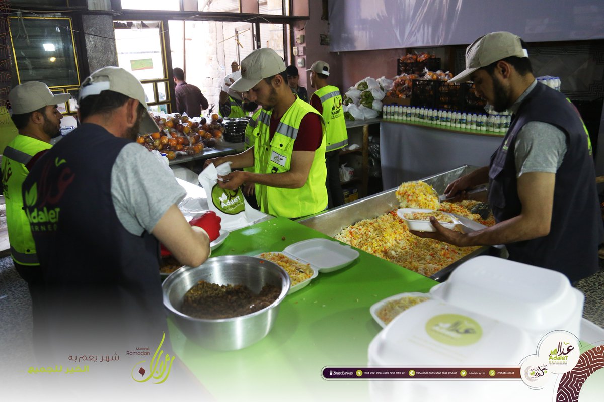 AdalehSyria's tweet photo. تعمل #منظمة_عدالة_للإغاثة_والتنمية خلال شهر رمضان المبارك لتقديم الخير في أوجه عدة لإحداث فرق إيجابي في حياة الكثيرين ممن لا تساندهم ظروف الحياة في تأمين إفطارهم الرمضاني لتكون سندا لهم عبر مشروعات عدة ومنها مشروع تجهيز وتوزيع وجبات "إفطار صائم" 

#رمضان_كرم_وتراحم3 https://t.co/cHAbVTE2m4