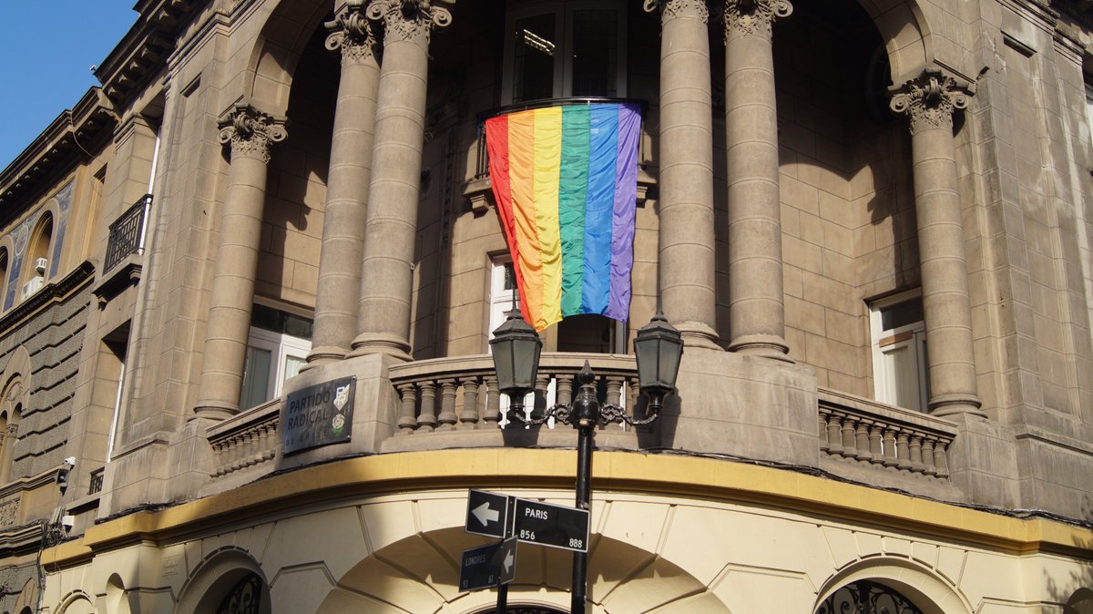 PRadicalcl's tweet photo. El PR se suma al #IDAHOT porque somos diversos y nos gusta un Chile que integra y respeta. Izamos la bandera LGBT porque esta lucha es la lucha de todas, todos y todes. https://t.co/PerQx1zAF9