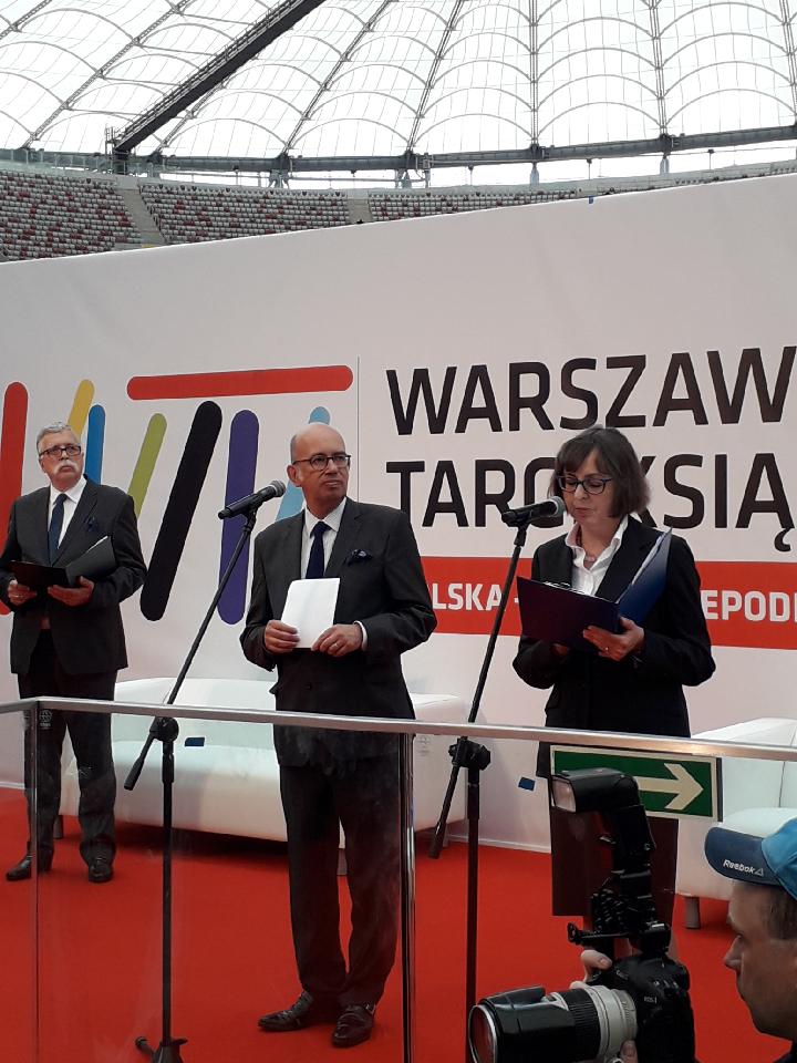 IFP_Varsovie's tweet photo. Oficjalne otwarcie #WTK2018 już za nami! Pan Pierre Lévy, Ambasador Francji w Polsce odwiedził wystawę "Przyjaźń polsko-francuska i niepodległość Polski". Zapraszamy na stoisko francuskie 99/D11. #targiksiazki #wtk https://t.co/vkS3Cr7jL1