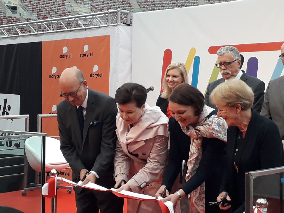IFP_Varsovie's tweet photo. Oficjalne otwarcie #WTK2018 już za nami! Pan Pierre Lévy, Ambasador Francji w Polsce odwiedził wystawę "Przyjaźń polsko-francuska i niepodległość Polski". Zapraszamy na stoisko francuskie 99/D11. #targiksiazki #wtk https://t.co/vkS3Cr7jL1