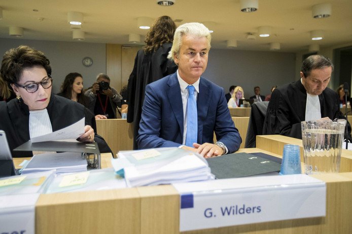 Kek #naambordje voor de #verdachte #Wilders.

Beste <a href="/RechtspraakNL/">Rechtspraak</a>, kunnen alle #verdachten zo'n bordje krijgen? Lijkt me goed ivm de gelijke behandeling waar verdachte Wilders ook zo om roept...
🤔
