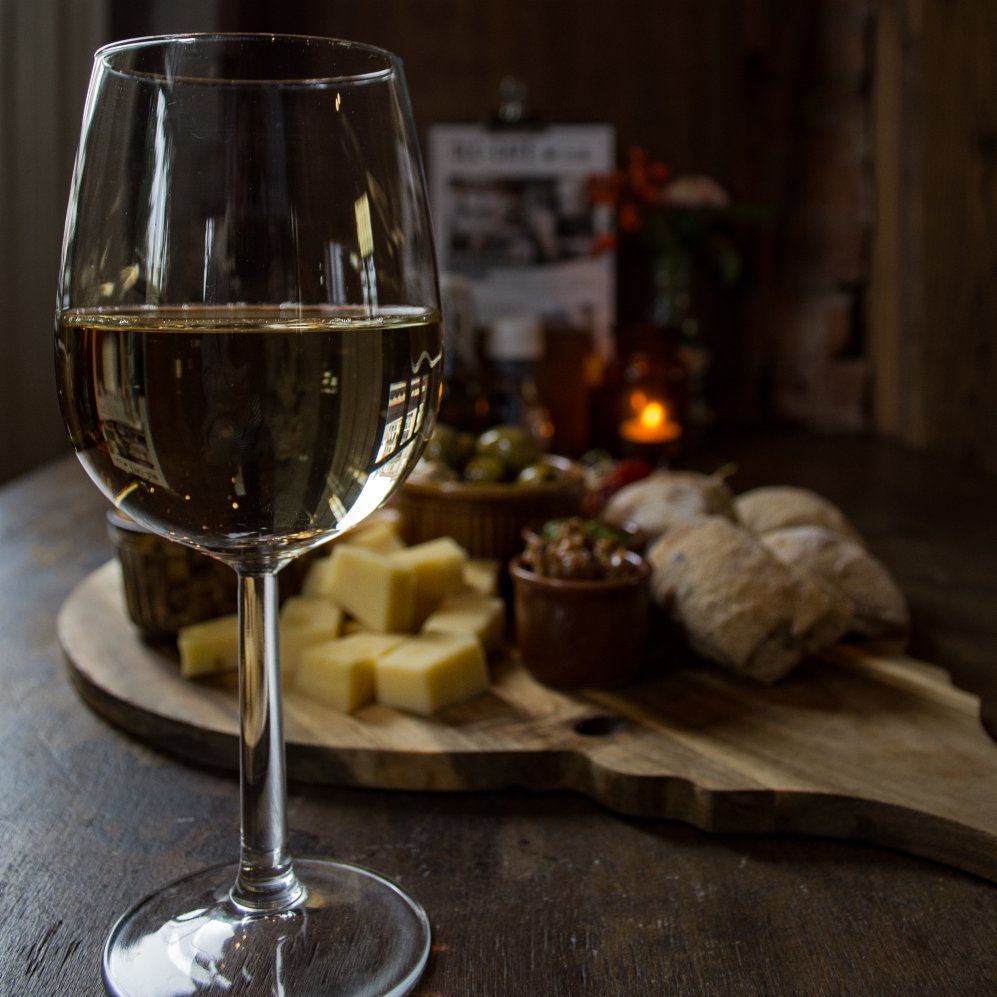 Al plannen voor Pinksteren? Geniet van onze luxe borrelplank met twee glazen wijn of bier naar keuze! ow.ly/G2uM30k0t71