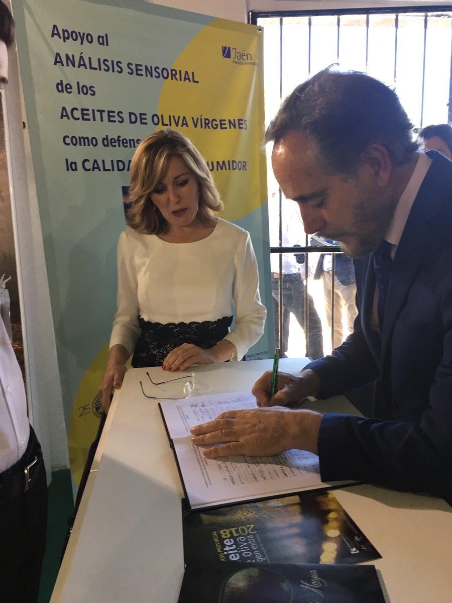 DOSierraMagina's tweet photo. @FeriaOlivoMonto Con el Consejero Felipe López @FomentoAND y la presidenta de @AEMO_Olivo @anaobrero en la zona de catas de premios @evooleum @MagnasurAOVE y firmando Manifiesto Defensa Cata https://t.co/Xo2bJjFlh2
