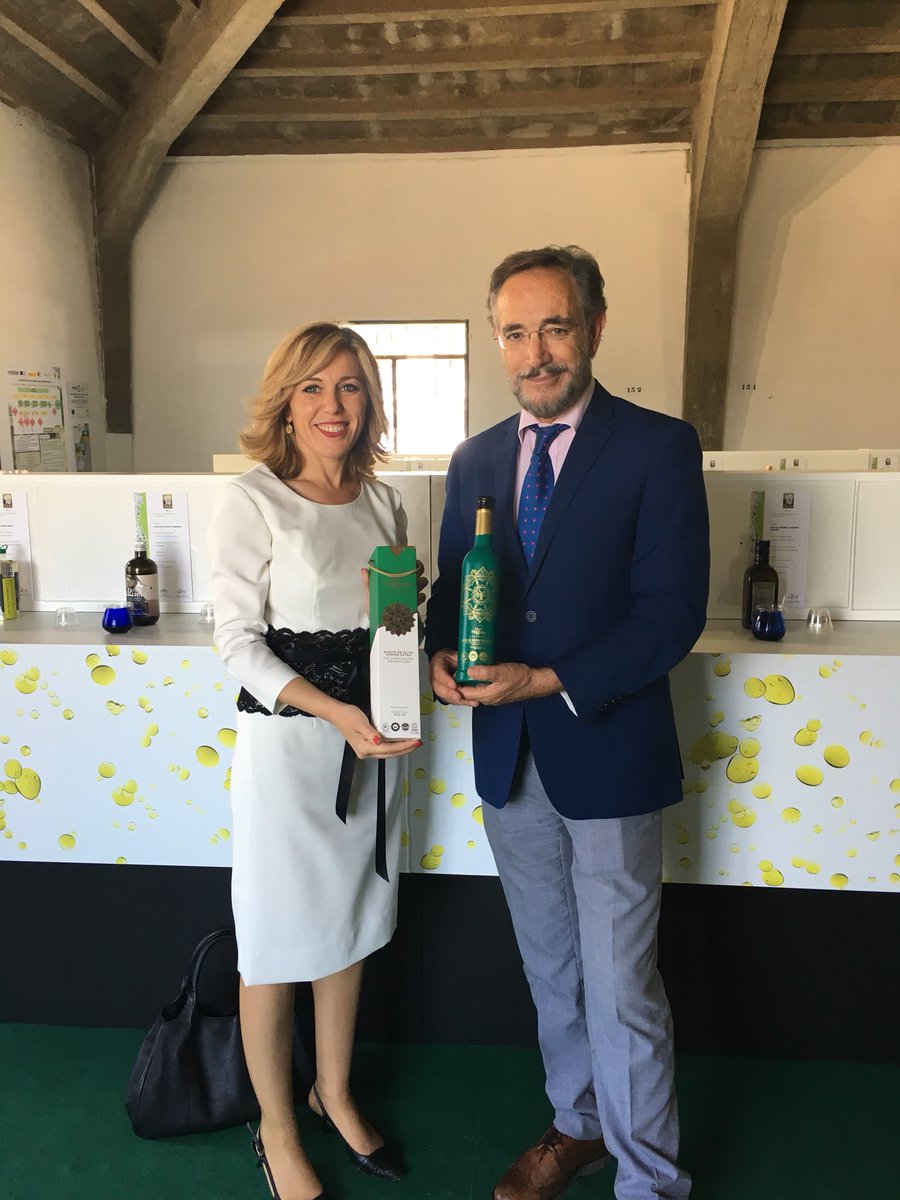 DOSierraMagina's tweet photo. @FeriaOlivoMonto Con el Consejero Felipe López @FomentoAND y la presidenta de @AEMO_Olivo @anaobrero en la zona de catas de premios @evooleum @MagnasurAOVE y firmando Manifiesto Defensa Cata https://t.co/Xo2bJjFlh2