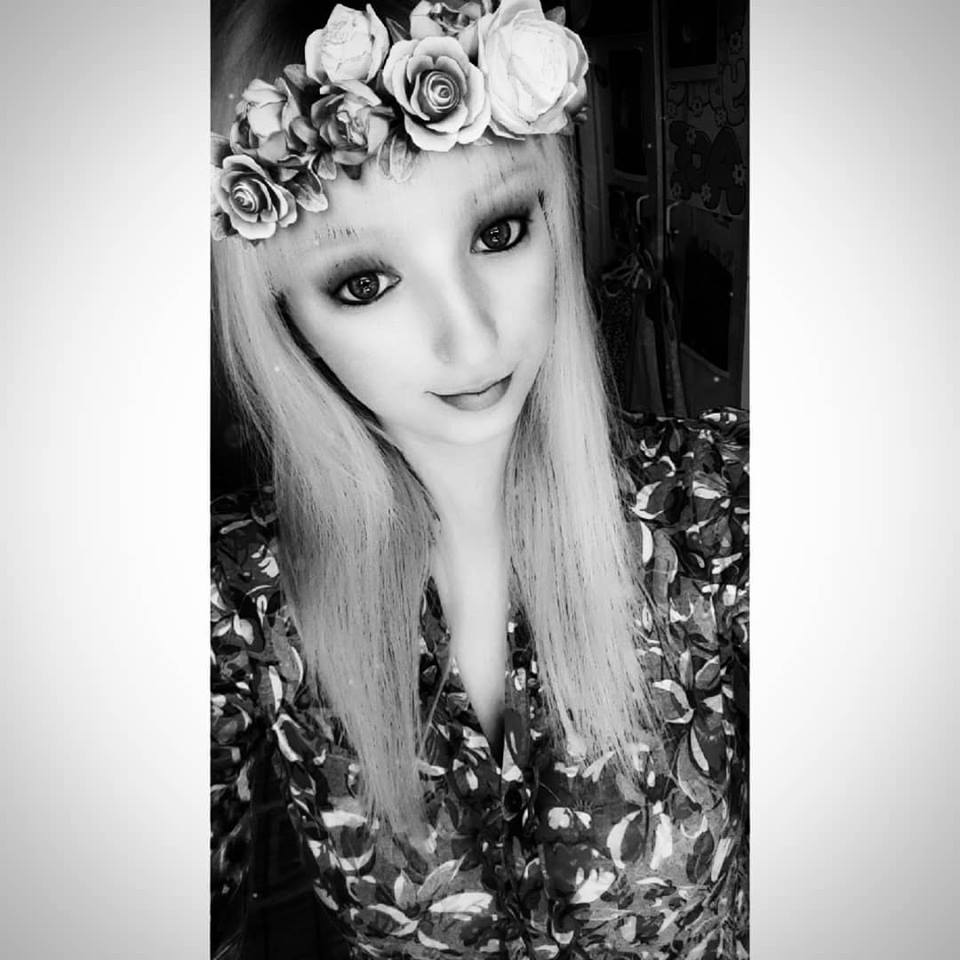 JadeK093's tweet photo. In the shadows ๐ผ #selfie #blackandwhite #flowerfilter #longhair #lookingood https://t.co/wpyoddHXHk