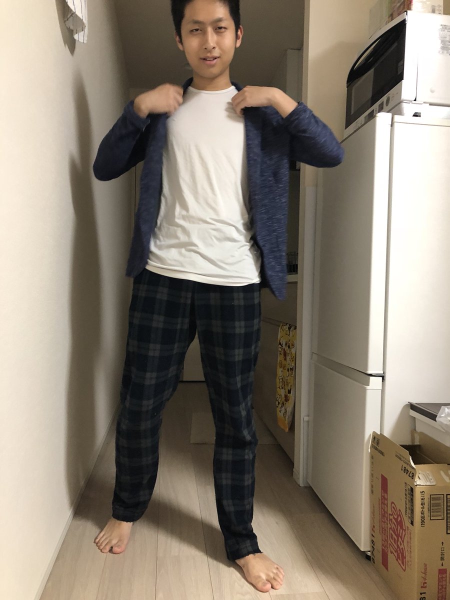 きおきお V Tvittere 悲報 歳最後のご飯はコンビニ コンビニに行く格好も悲報 下着にジャケット からのボツボツの寝巻きズボンにサンダル