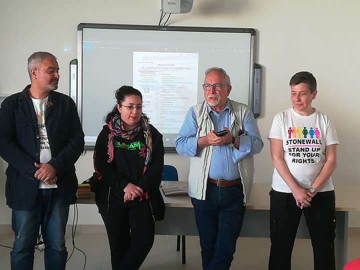 stonewall_glbt's tweet photo. Oggi bellissima giornata! I volontari e le volontarie di @stonewall_glbt  hanno incontrato studenti e docenti del Liceo Einaudi #Siracusa #IDAHOBIT2018 https://t.co/j6qiSvPduT
