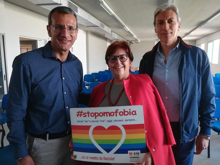 stonewall_glbt's tweet photo. Oggi bellissima giornata! I volontari e le volontarie di @stonewall_glbt  hanno incontrato studenti e docenti del Liceo Einaudi #Siracusa #IDAHOBIT2018 https://t.co/j6qiSvPduT