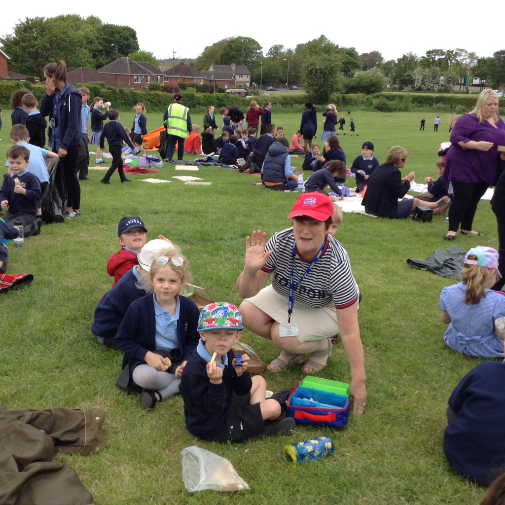 IPMATGawthorpe's tweet photo. #GCAbritishvalues Pre Royal wedding celebration . Picnic on the field . https://t.co/rbK2nHyZJ5