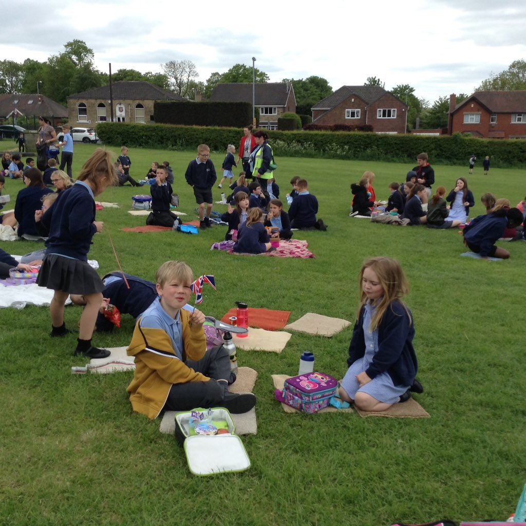 IPMATGawthorpe's tweet photo. #GCAbritishvalues Pre Royal wedding celebration . Picnic on the field . https://t.co/rbK2nHyZJ5