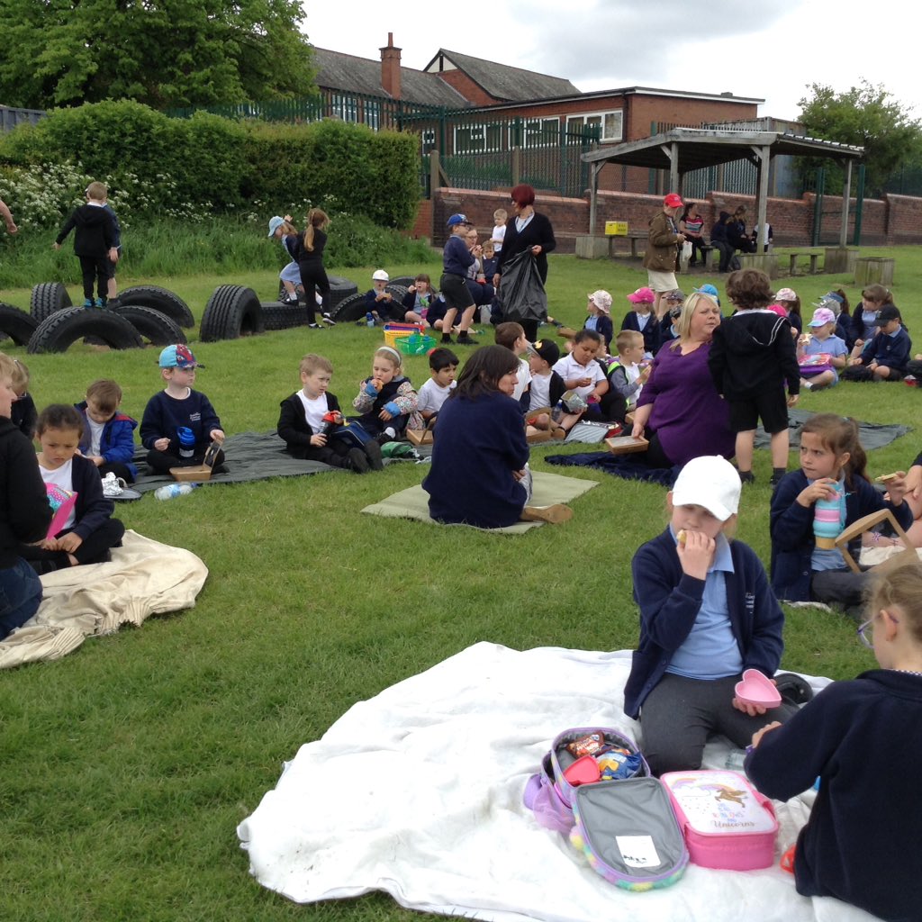 IPMATGawthorpe's tweet photo. #GCAbritishvalues Pre Royal wedding celebration . Picnic on the field . https://t.co/rbK2nHyZJ5