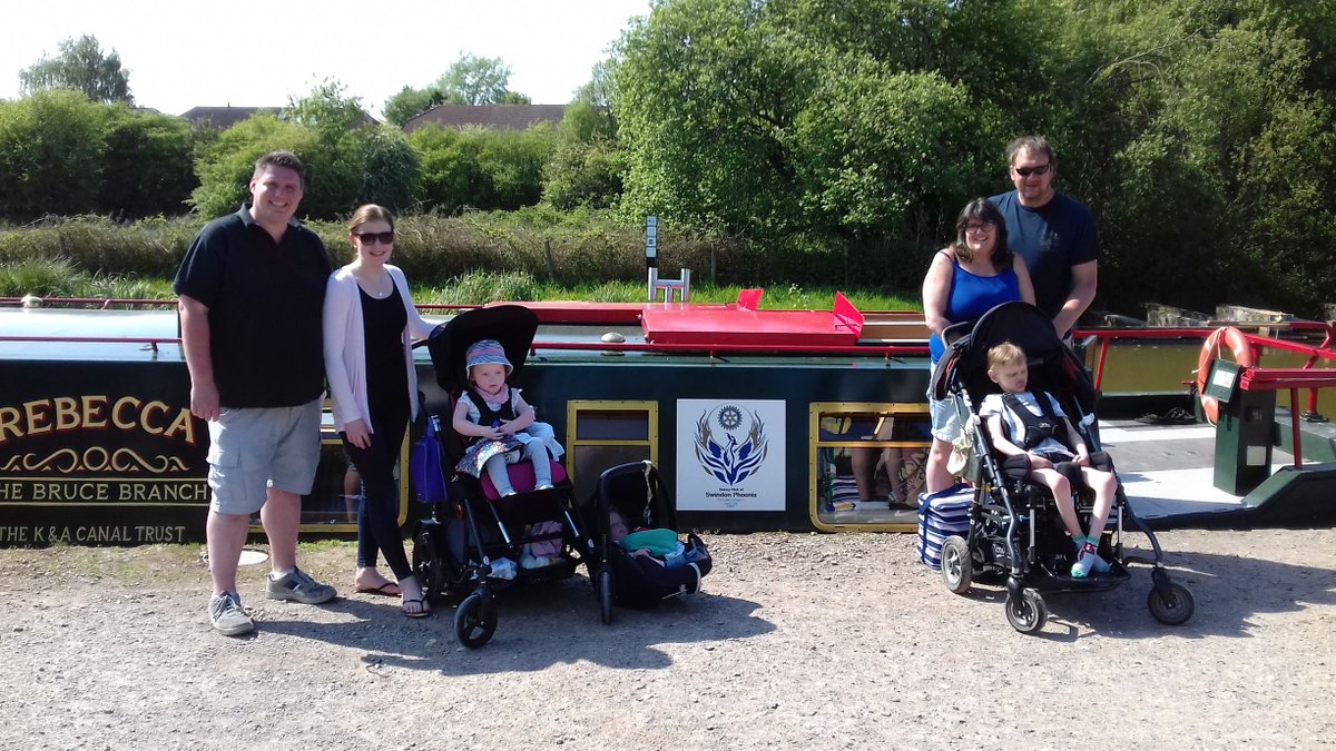 jessiemaytrust's tweet photo. Some #JessieMay families enjoyed a #Swindon boat ride on Tuesday, kindly organised by the Rotary Club of Swindon Phoenix. The club hired the barge to help disadvantaged children have days out on the river, at no cost. Thanks to the club & The Bruce Trust, who provided the barge! https://t.co/9IWWxk060A