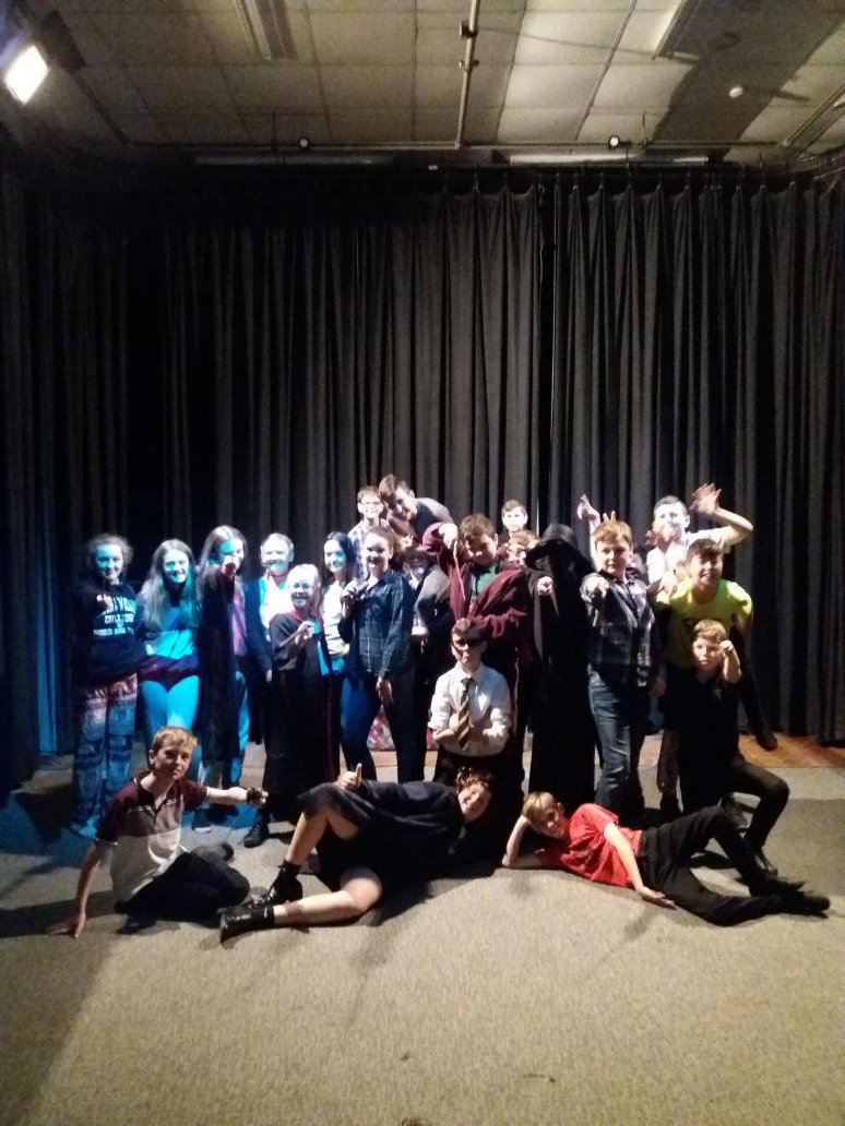 Dosbarth 7D yn paratoi ar gyfer perfformiadau Harry Potter, pob lwc! #drama #gwyr #perfformio #gwisgoeddarbennig