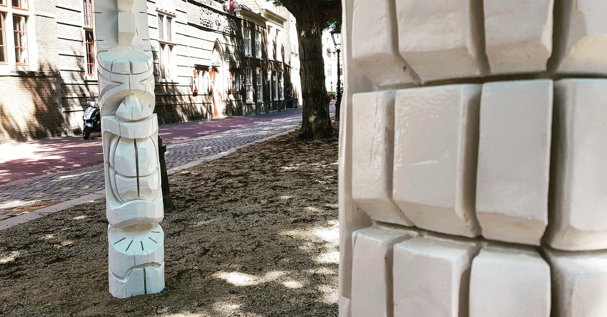 het_verleiden's tweet image. Jeee, de 7e editie van de #openluchttentoonstelling @BeeldeninLeiden is sinds vandaag weer in de stad! 👏🏻 Dit keer met het thema #ConceptofTime. Wanneer breng jij een bezoek aan de 10 kunstwerken op de Hooglandse Kerkgracht? #leiden