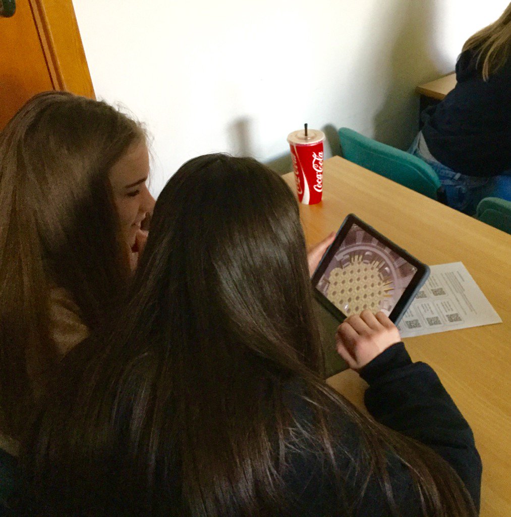 ClassCivAncHist's tweet photo. Local school pupils exploring #VirtualRome on iPads @UniRdg_Classics @UoR_Outreach @UniofReading @ahrcpress https://t.co/A6ZesBAx8h