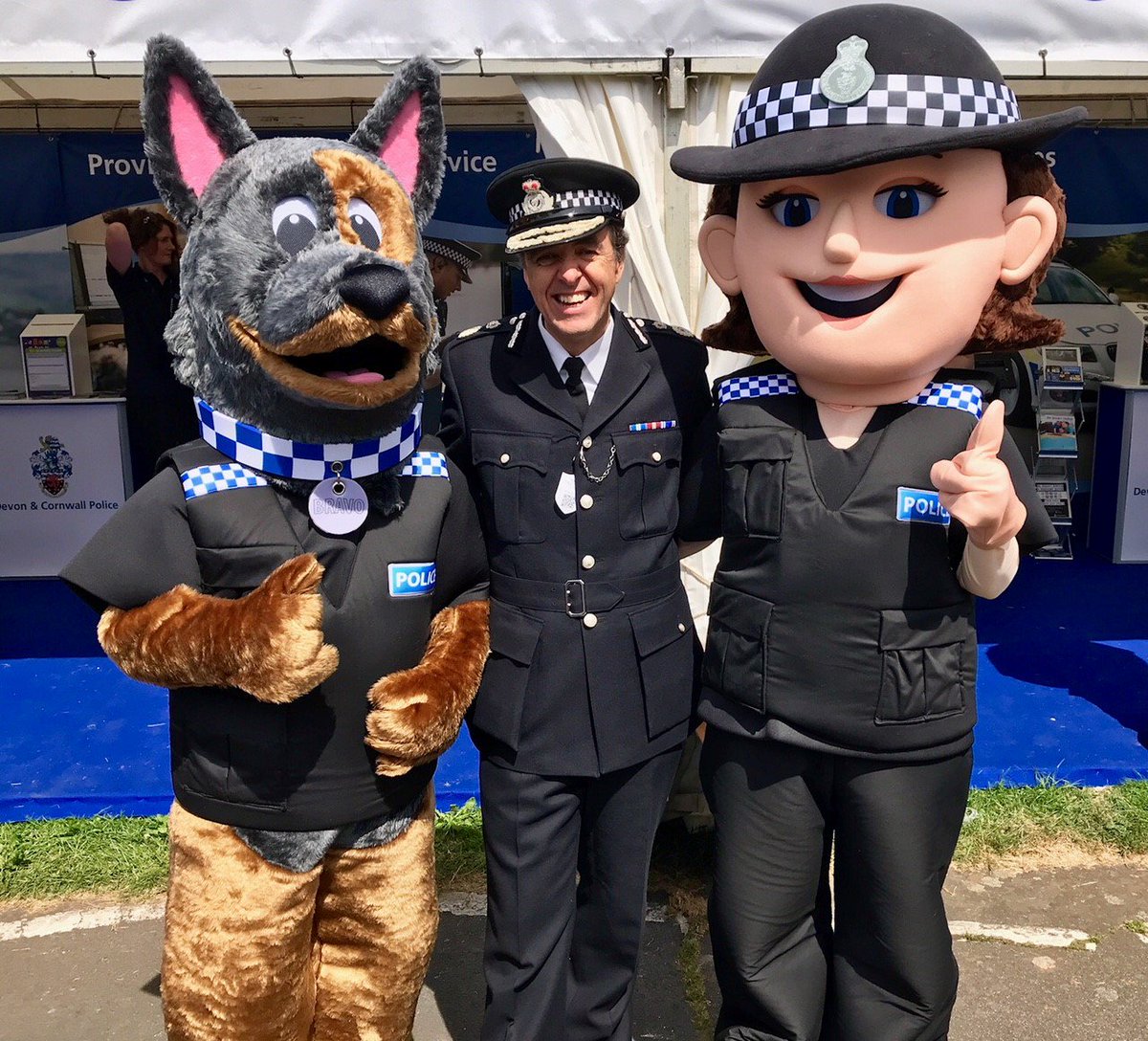 DC_Police's tweet photo. Chief Constable Shaun Sawyer meets dynamic crime fighting duo Juliet and Bravo. Come and join in the fun! #DCShow18 #DevonsBigDayOut https://t.co/NEWSuArvqU
