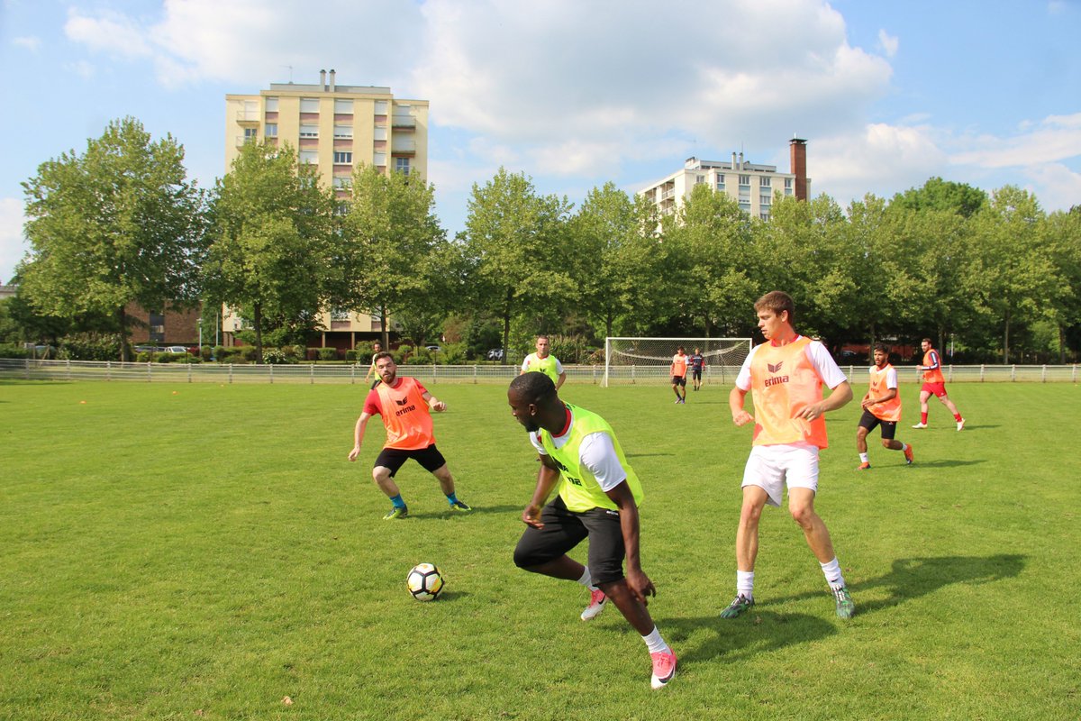fcchartres's tweet photo. Retour en images sur l'entraînement d'hier après-midi au Bas Bourg. 

#AllezChartres #TeamChartres #N2 #Chartres https://t.co/n6pYOYTUMP