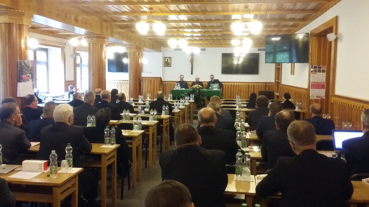 EpiskopatNews's tweet photo. W #Księżówka w #Zakopane trwa spotkanie księży ekonomów diecezjalnych z udziałem sekretarza generalnego #KEP #bpArturMiziński i ekonoma #KEP #ksJanuszMajda. Wśród prelegentów m_in. Kościelny Inspektor Ochrony Danych #KIOD #ksPiotrKroczek i #ksDariuszWalencik. https://t.co/JJHrm4UBHq
