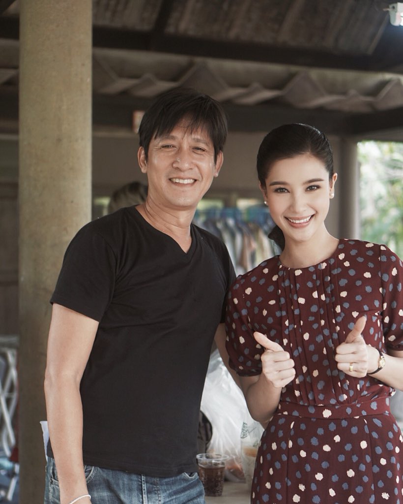 wannarotvill's tweet photo. "ฉากตบหน้าศพ" ตบจริงมั้ย?
ตอบ..ตบจริงค่ะ!!! เพราะพี่หวอ(ผกก.)ขอให้ตบโดนจริงๆเลย ได้มีการขออนุญาตพี่ต้อมก่อนถ่ายทำเรียบร้อยแล้ว(ถ่ายเสร็จก็ขอโทษพี่ต้อมไปสิบตลบ ที่ตบจริงฮืออ��) ถ่ายฉากนี้ไป2เทคค่ะ เทคแรกตบเบาไปยังไม่ได้ เทคสอง ป้าบบบ!!!!! สั่นยันหน้าตากล้องเลยค่ะ😖 #กาหลมหรทึก https://t.co/hTjGp0J3wh