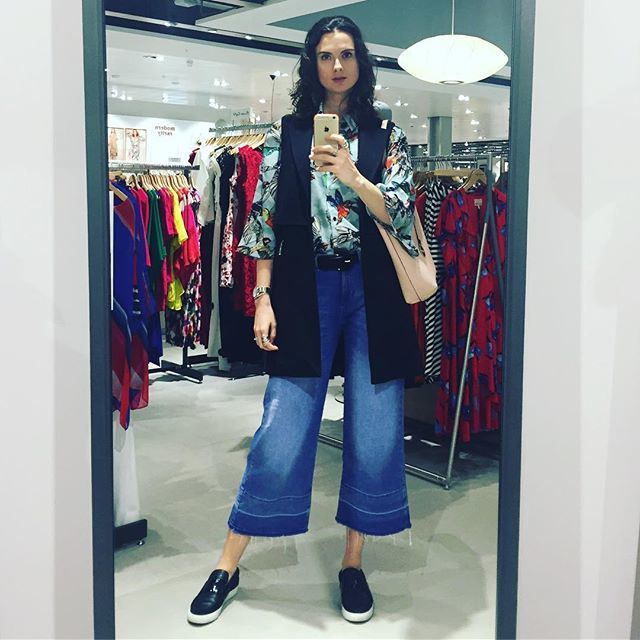 Style__Infinity's tweet image. #todayiamwearing #sleeveless jacket, which is always a great addition to your look as it lifts up any outfit instantly and provides a good structure with vertical lines we all need. 
#cullotes #persobalshopper #styleinfinity #instalook #instamum #instast… instagram.com/p/Bi4NVRIhWXT/