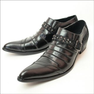 Toshiaki Romio この前 靴の話をしてて 前に流行ったよね ほら あの カカトが尖った靴 カカトが 尖った 靴 きっとこういうやつの事言いたかったんやろなぁと思いつつも カカトが尖った靴を想像してツボってしまい 3分くらい