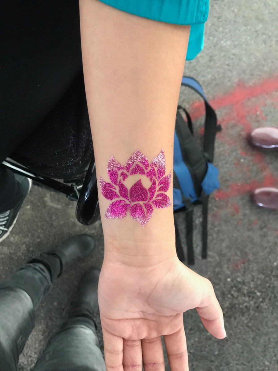 LaineToo's tweet photo. #Throwback to the 2017 Piqniq, hosted by @101WKQX . Our Laine Too had a blast rockin' out these awesome temporary tattoos. Check out some of our favorite designs below!
#lainetoo #piqniq #festival #bodyart #festivalfashion #entertainment https://t.co/qxiO7YxhS4