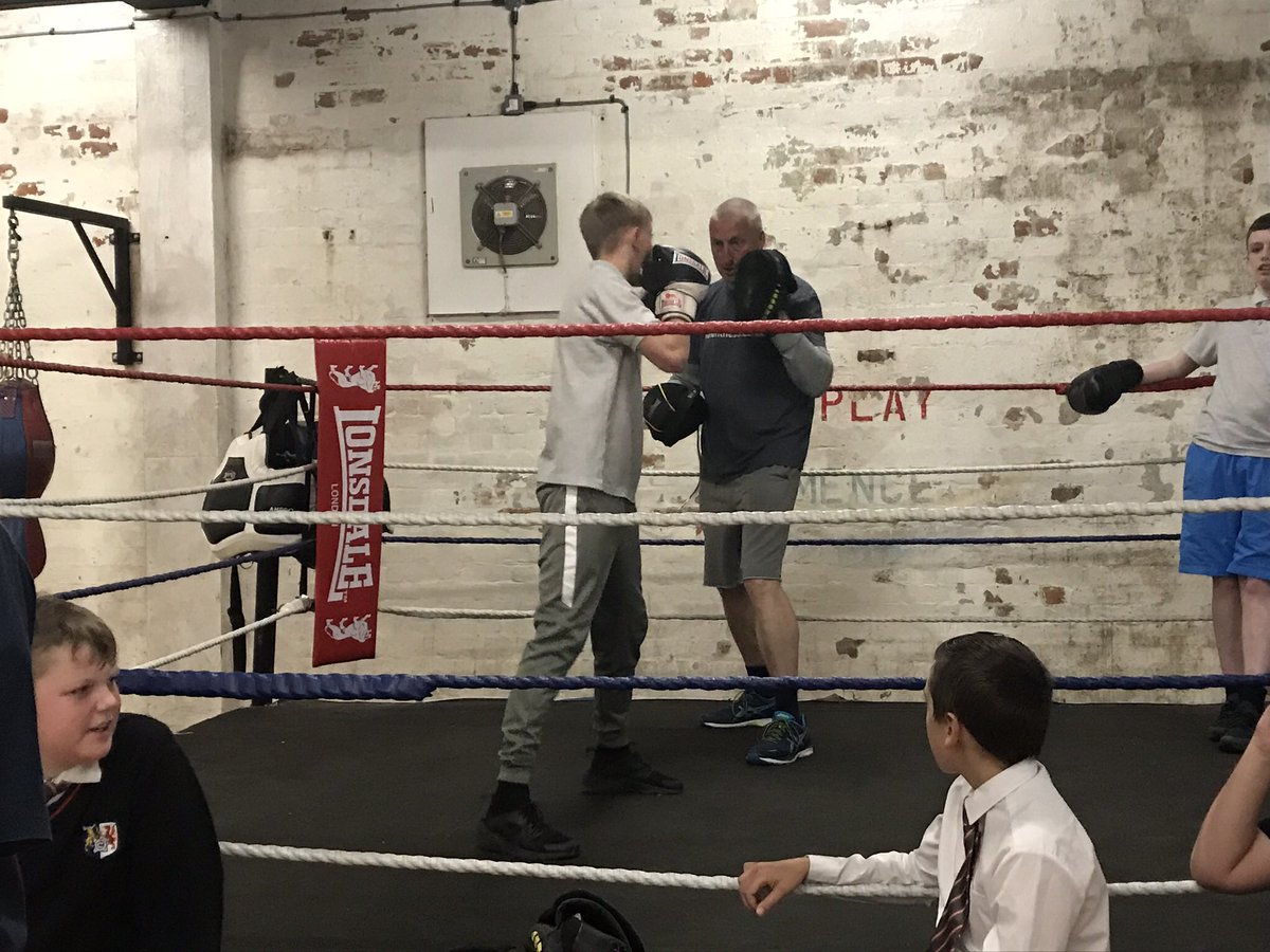 EF_FightClub's tweet photo. ✨🥊PSE group @cantonianhs mid flow as we speak having their weekly boxing session - working on fitness&amp;stress release. Then the girls from the #sohk @sohkcharity later on!👸🏼🥊✨Sponsor packages available for #fightnight18 to help us continue these sessions! Dm for details 🤳🏼 https://t.co/y1eMTJNGPS