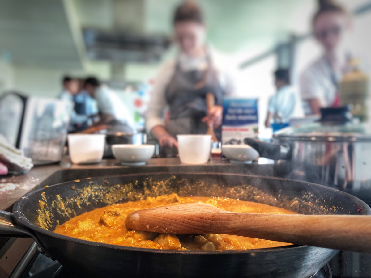 In the Food Technology lab with G9 again for their interdisciplinary unit on Indian Culture. Chicken curry well underway here <a href="/gwasarts/">GWASARTS</a> <a href="/adamtimhughes/">Adam Hughes</a> <a href="/GWASwitzerland/">GEMS World Academy Switzerland</a> #design #foodtech #gwainspire cc @JamesDalziel1