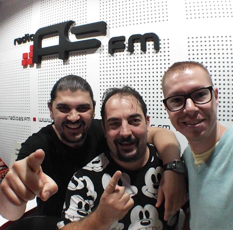 Hvala puno ekipi “The Vibe Radio Show”-a novosadakog <a href="/RadioASFM/">Radio AS FM</a> na gostoprimstvu.
Kompletan mix sa sinoćnjeg radijskog gostovanja uskoro na mixcloud.com/collectiveradio.