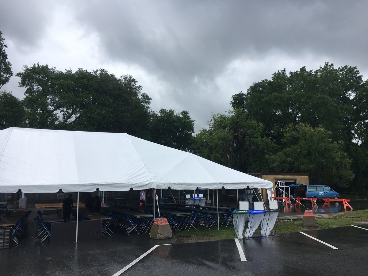 UFFacilities's tweet photo. A little rain won’t keep us from celebrating Employee Appreciation Day 🌧 We’re looking forward to a fun afternoon! Stay tuned for updates from the day 🎉 #Rainesville #WithEveryStep https://t.co/YjT1j5jcz6