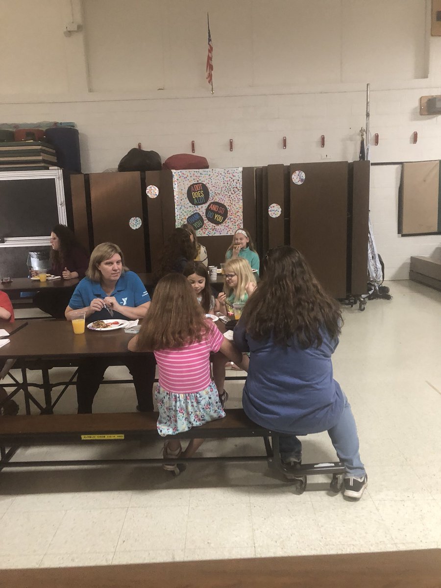 KellyAnnMoran's tweet photo. What a beautiful morning to honor and celebrate our parent volunteers here at Maple Elementary! #thankyou #parentheroes #Maplefamily #VolunteerAppreciationBreakfast @ChardonSchools https://t.co/C6DZjqXQwj
