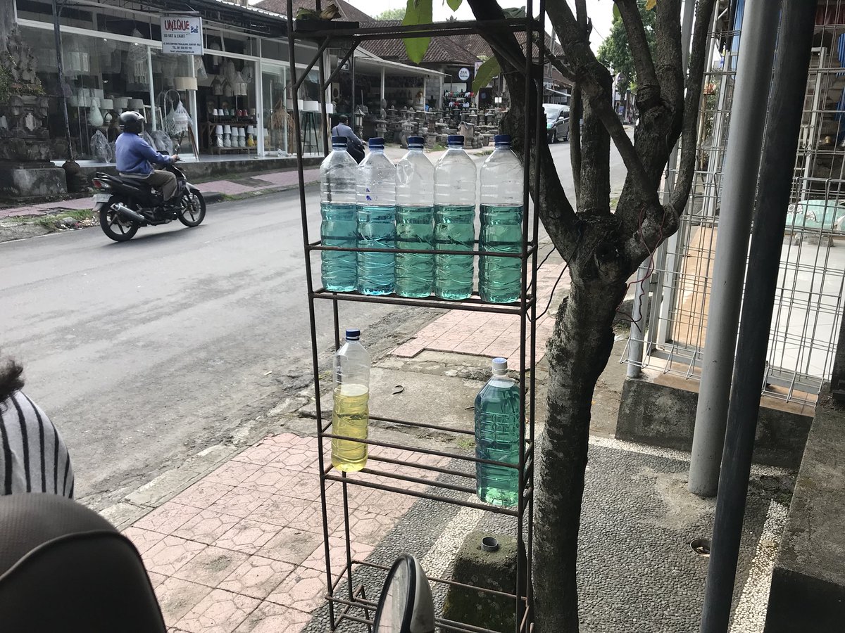 またよし れい 神戸 ガソリンは街中で売ってます ペットボトル1本で80円くらい タイの島と同じスタイルです お店のスタッフが全てやってくれます