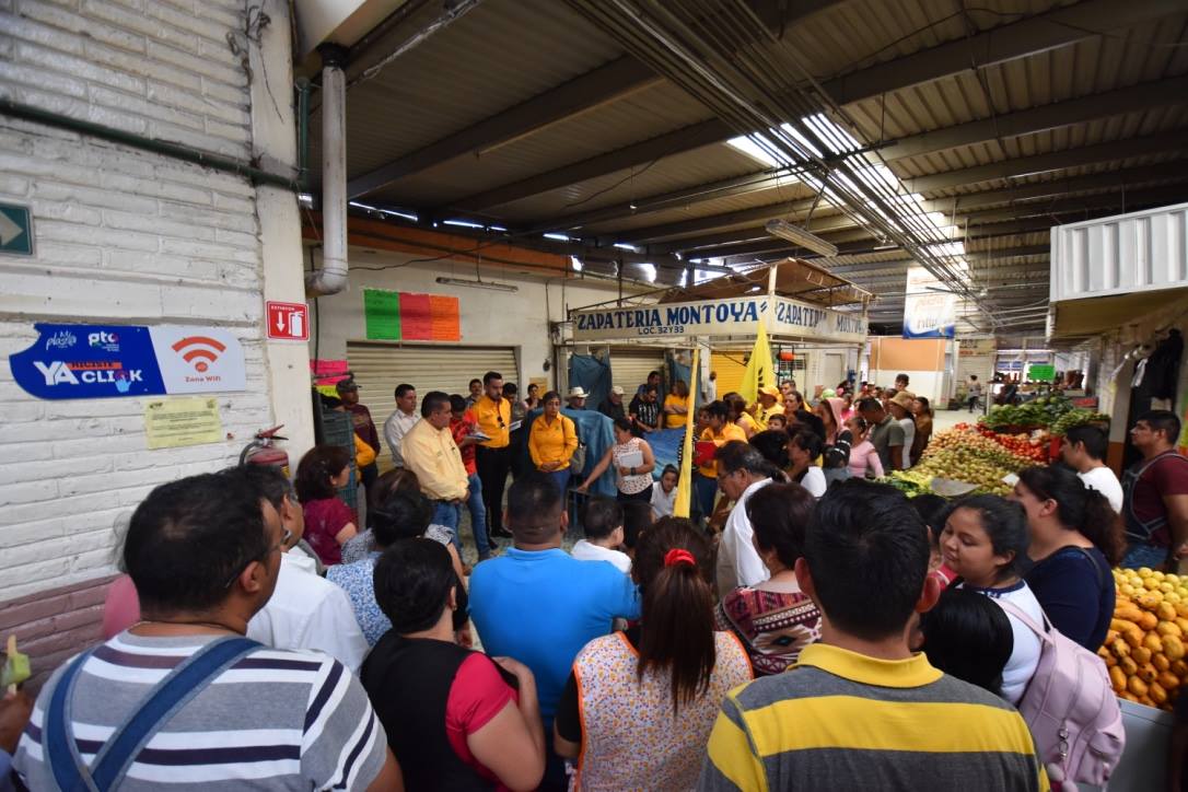 SerafinPrietoA's tweet photo. #SomosPRD #ContigoElCambioSigue #FelizJueves Ayer me reuní con los locatarios del mercado Constitución para escuchar sus inquietudes y necesidades. Y les dí a conocer el proyecto para la remodelación del mercado para que quede en mejores condiciones para beneficio de todos. https://t.co/HuvojKR2aj