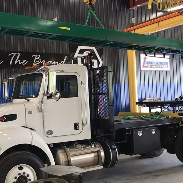 DDesign_Inc's tweet image. Slow &amp;amp; Steady: our 8-ton crane sends over the newly fabricated and powder coated #longloader conveyor, and into Mike’s waiting hands. #hardhatmoment ift.tt/2k9kIOF