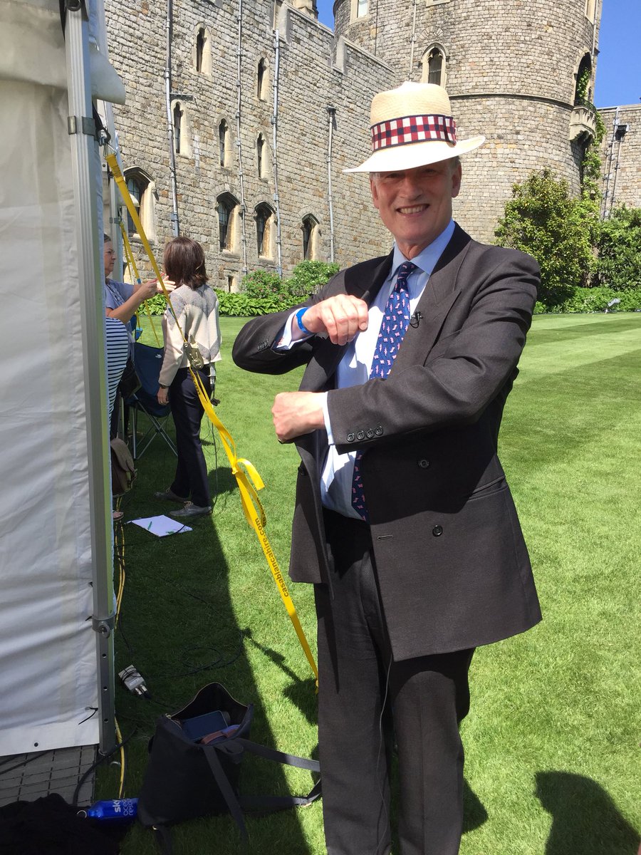 JayneSeckerSky's tweet photo. Big shout out to top sky stylist @mycoolcaravan for saving @AlastairBruce_ ‘s bacon by stashing a sewing kit in @skynews make up van. #loosebutton https://t.co/N1CU2m8tS5